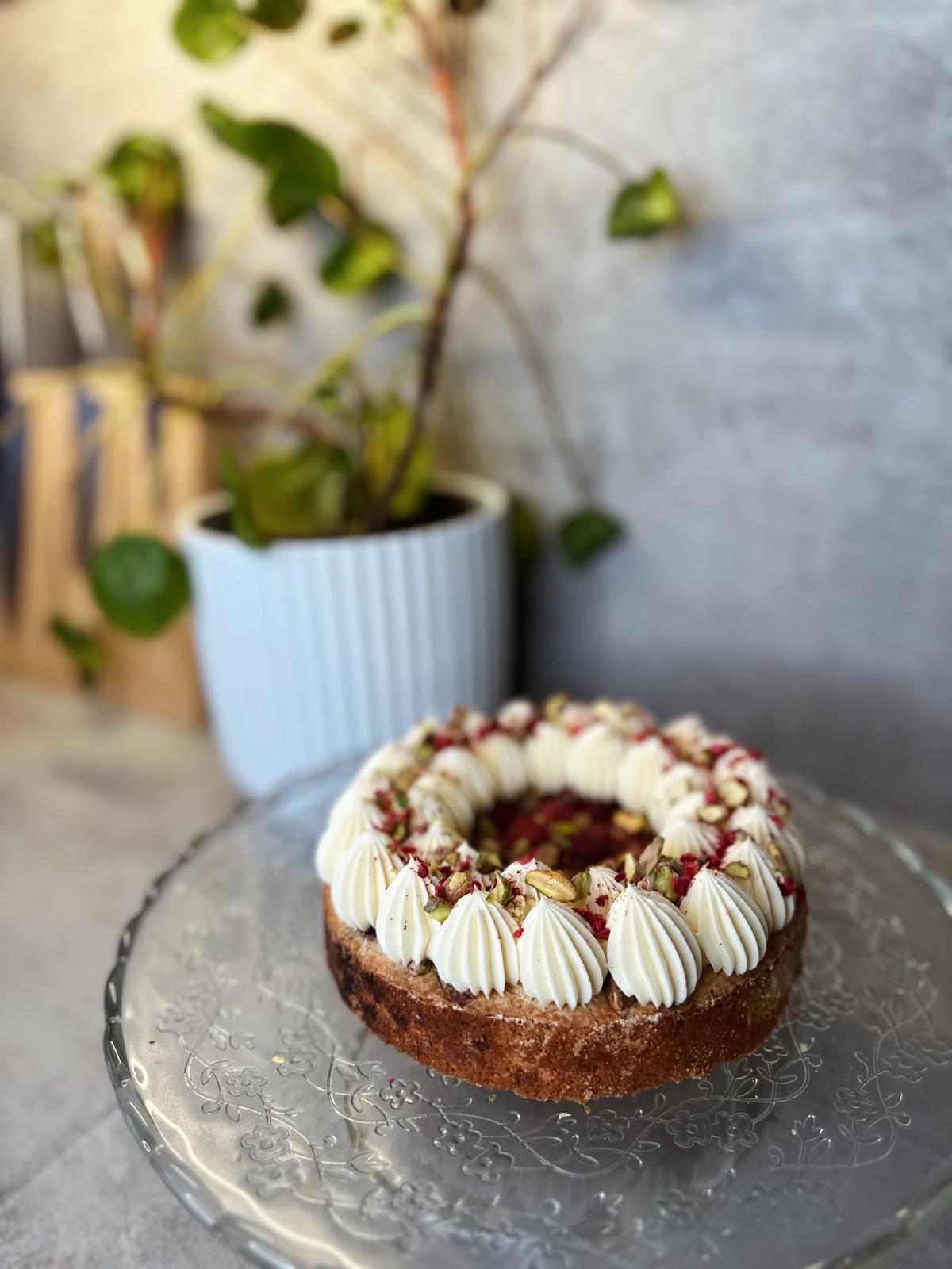 Hallon & pistagekladdkaka toppad med vit chokladmousse